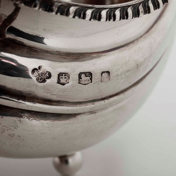 Servizio da t� Argento fuso, finimenti in legno sagomato e ebanizzato. Marchi della citt� di Sheffield per l�anno 1926 e dell�argentiere (non identificato)  - Asta Argenti | Cambi TIME - Associazione Nazionale - Case d'Asta italiane