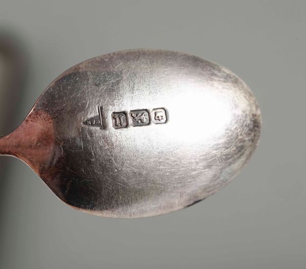 Insieme di sei cucchiaini in argento Mappin & Webb, sei cucchiaini in metallo argentato e smalti e sei cucchiaini ed una pinzetta Walker & Hall, Inghilterra XX secolo  - Asta Argenti | Cambi TIME - Associazione Nazionale - Case d'Asta italiane