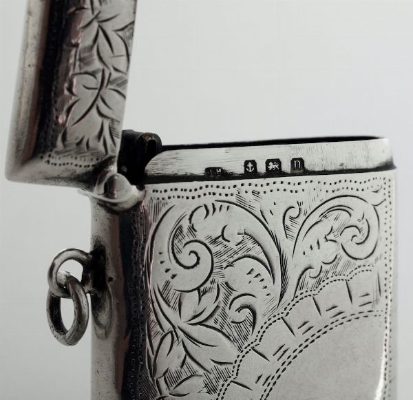 Due portafiammiferi in argento sterling fuso e cesellato. Inghilterra XX secolo  - Asta Argenti | Cambi TIME - Associazione Nazionale - Case d'Asta italiane