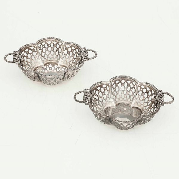 Copppia di piccoli cestini. Argento fuso e traforato. Birmingham XX secolo  - Asta Argenti | Cambi TIME - Associazione Nazionale - Case d'Asta italiane