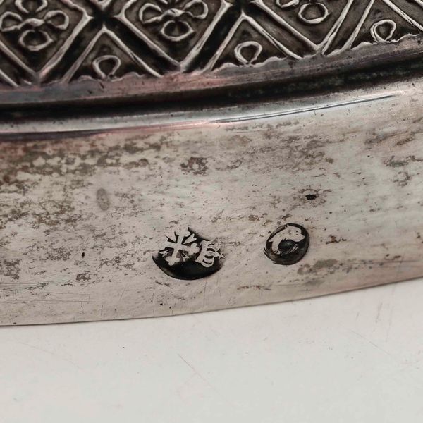 Candeliere in argento fuso e cesellato. Genova prima met XIX secolo, marchi delfino e croce mauriziana  - Asta Argenti | Cambi TIME - Associazione Nazionale - Case d'Asta italiane