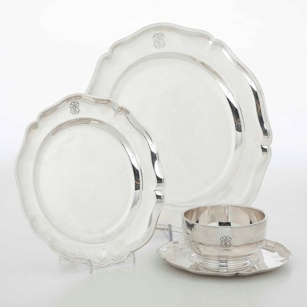 Due piatti e una salsiera. Argento fuso, sagomato e cesellato. Argentiere Puiforcat Parigi, XX secolo  - Asta Argenti | Cambi TIME - Associazione Nazionale - Case d'Asta italiane