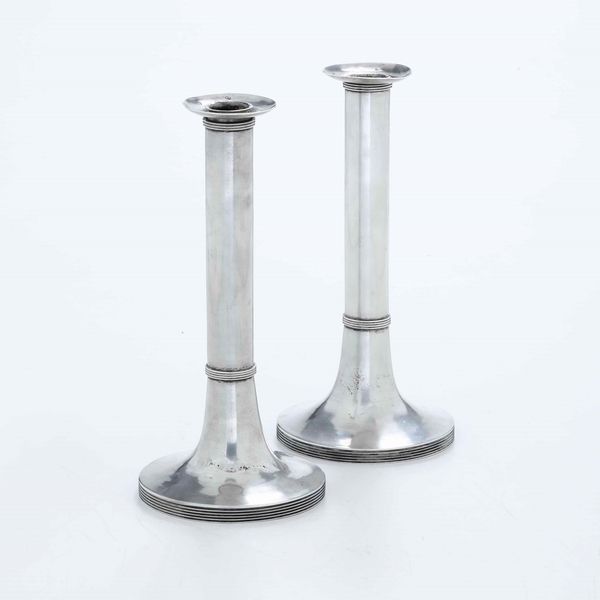 Coppia di candelieri in argento fuso, sbalzato e cesellato. Vianna primo quarto del XIX secolo  - Asta Argenti | Cambi TIME - Associazione Nazionale - Case d'Asta italiane