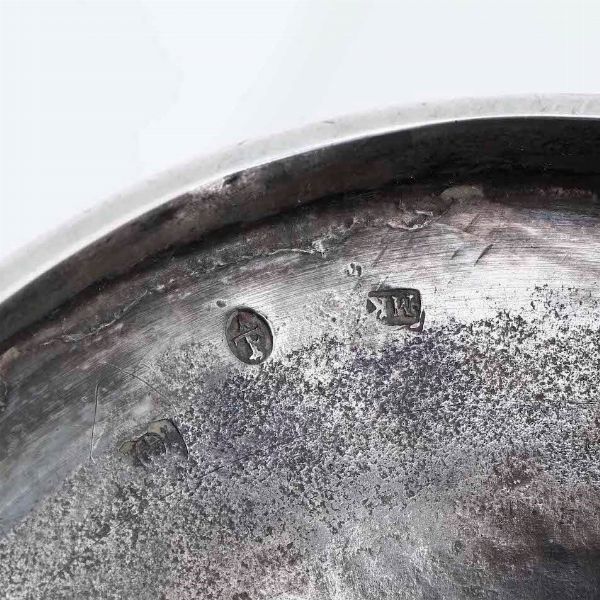 Coppia di candelieri in argento fuso, sbalzato e cesellato. Vianna primo quarto del XIX secolo  - Asta Argenti | Cambi TIME - Associazione Nazionale - Case d'Asta italiane