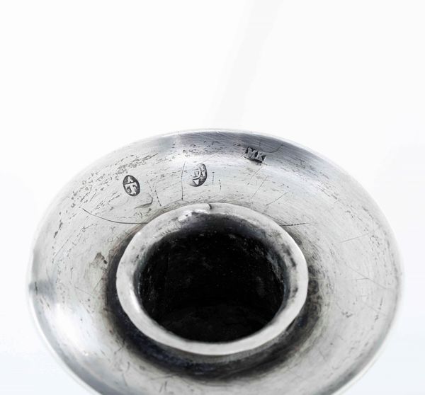 Coppia di candelieri in argento fuso, sbalzato e cesellato. Vianna primo quarto del XIX secolo  - Asta Argenti | Cambi TIME - Associazione Nazionale - Case d'Asta italiane