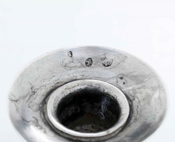 Coppia di candelieri in argento fuso, sbalzato e cesellato. Vianna primo quarto del XIX secolo  - Asta Argenti | Cambi TIME - Associazione Nazionale - Case d'Asta italiane