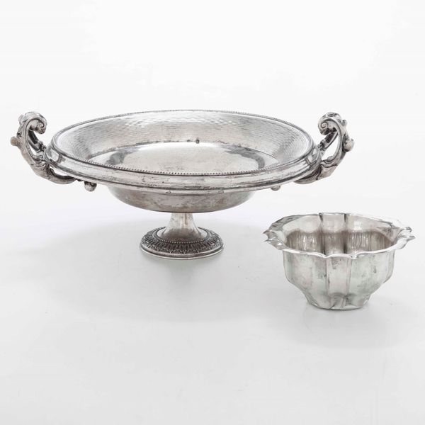 Lotto composto da alzata biansata e ciotola sagomata. Argento fuso, sbalzato e cesellato. Impero austro ungarico XIX secolo  - Asta Argenti | Cambi TIME - Associazione Nazionale - Case d'Asta italiane