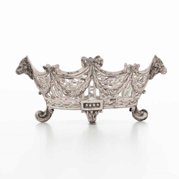 Cestino. Argento fuso, traforato e cesellato. Europa centrale primo quarto del XX secolo. Marchio di importazione austro ungarico in uso dal 1891 al 1921  - Asta Argenti | Cambi TIME - Associazione Nazionale - Case d'Asta italiane