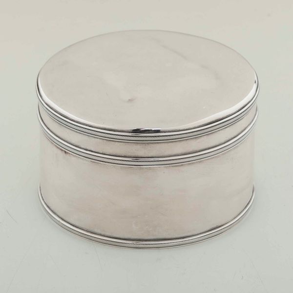 Scatola con coperchio in argento fuso. Manifattura europea del XX secolo  - Asta Argenti | Cambi TIME - Associazione Nazionale - Case d'Asta italiane