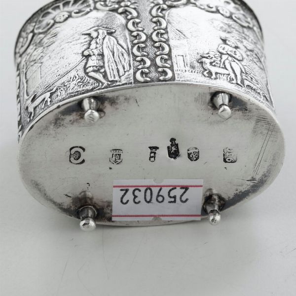 Fiaschetta in argento fuso, sbalzato e cesellato. Manifattura europea del XX secolo  - Asta Argenti | Cambi TIME - Associazione Nazionale - Case d'Asta italiane