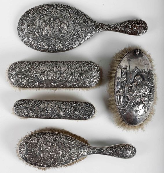 Servizio da toilette composto da cinque pezzi in argento riccamente decorato con scene di genere. Paesi Bassi XX secolo  - Asta Argenti | Cambi TIME - Associazione Nazionale - Case d'Asta italiane