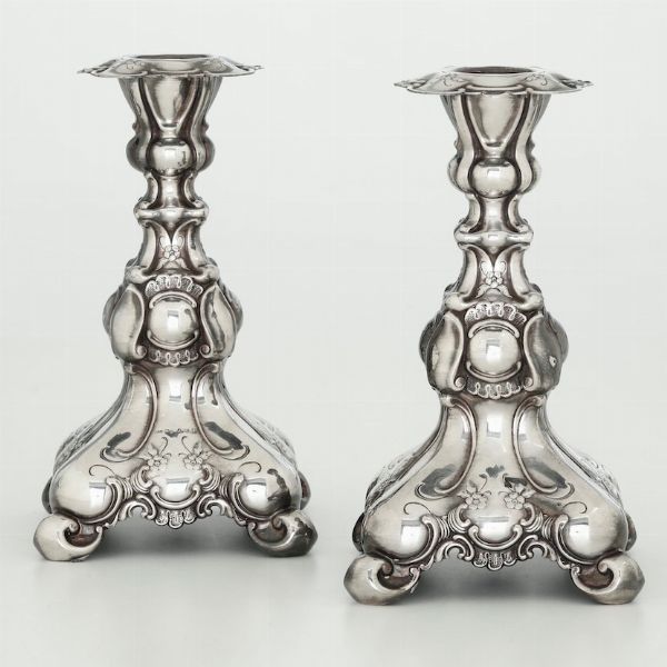 Coppia di candelieri. Argento fuso e sagomato. Svezia met del XX secolo  - Asta Argenti | Cambi TIME - Associazione Nazionale - Case d'Asta italiane