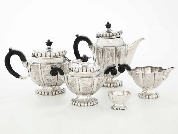 Servizio da t e caff in argento fuso e sbalzato. Argenteria europea del XX secolo (apparentemente privo di punzonatura)  - Asta Argenti | Cambi TIME - Associazione Nazionale - Case d'Asta italiane