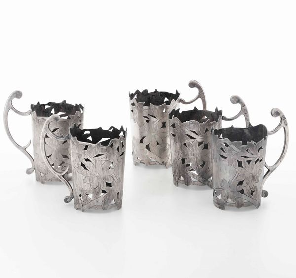 Cinque portabicchieri in argento fuso, sbalzato, traforato e cesellato a motivi floreali. Russia, province orientali XX secolo  - Asta Argenti | Cambi TIME - Associazione Nazionale - Case d'Asta italiane