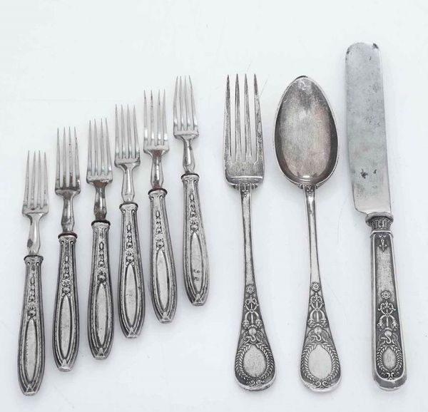 Set di nove posate in argento fuso e cesellato sei Italia XX secolo e tre Russia, XX secolo  - Asta Argenti | Cambi TIME - Associazione Nazionale - Case d'Asta italiane
