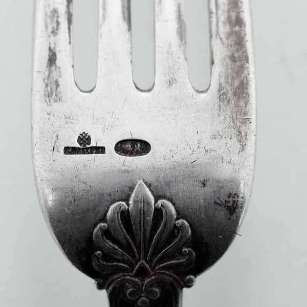 Set di nove posate in argento fuso e cesellato sei Italia XX secolo e tre Russia, XX secolo  - Asta Argenti | Cambi TIME - Associazione Nazionale - Case d'Asta italiane