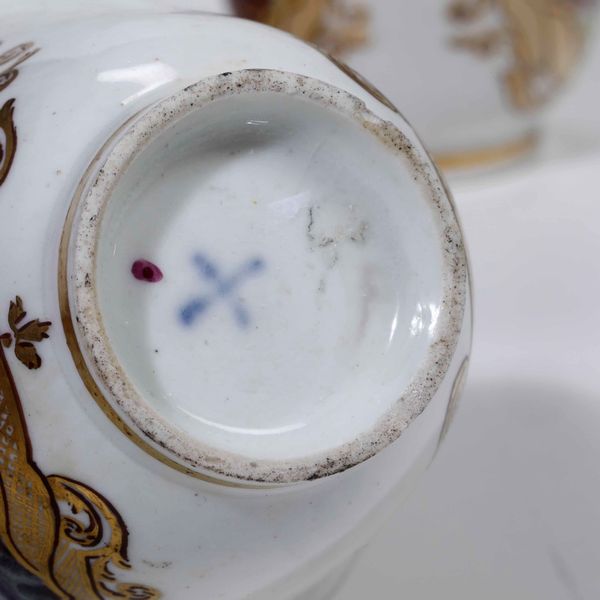 Trembleuse in argento con coppia di tazze in porcellana di Meissen. Bolli di fantasia ad imitazione dell'argenteria settecentesca. Manofattura europea (Hanau?) XIX-XX secolo  - Asta Argenti | Cambi TIME - Associazione Nazionale - Case d'Asta italiane