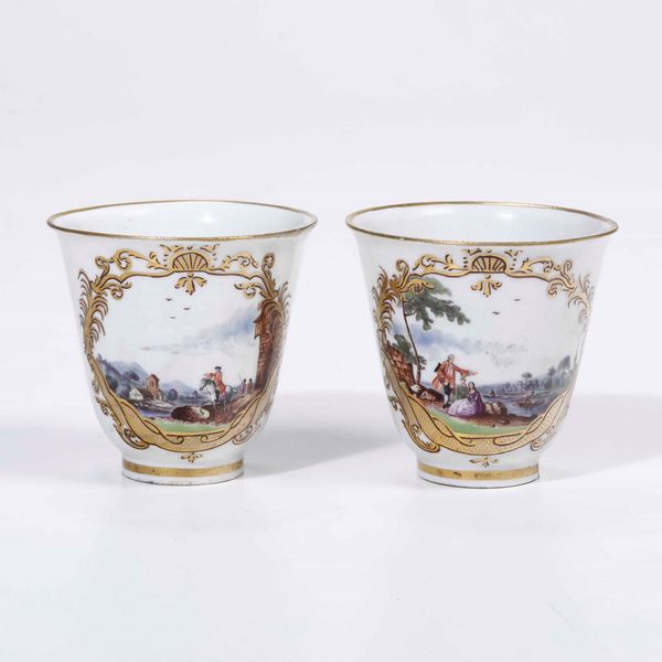 Trembleuse in argento con coppia di tazze in porcellana di Meissen. Bolli di fantasia ad imitazione dell'argenteria settecentesca. Manofattura europea (Hanau?) XIX-XX secolo  - Asta Argenti | Cambi TIME - Associazione Nazionale - Case d'Asta italiane