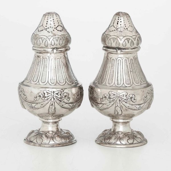 Coppia di spargizucchero in argento fuso e sbalzato. Marchi ad imitazione dell'argenteria antica. Manifattura del XX secolo (Hanau?)  - Asta Argenti | Cambi TIME - Associazione Nazionale - Case d'Asta italiane