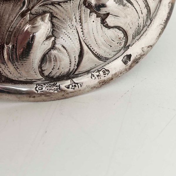 Coppia di spargizucchero in argento fuso e sbalzato. Marchi ad imitazione dell'argenteria antica. Manifattura del XX secolo (Hanau?)  - Asta Argenti | Cambi TIME - Associazione Nazionale - Case d'Asta italiane