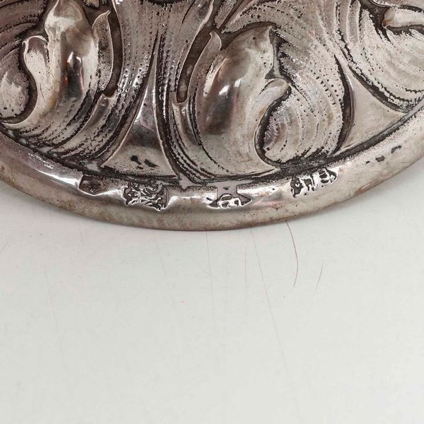 Coppia di spargizucchero in argento fuso e sbalzato. Marchi ad imitazione dell'argenteria antica. Manifattura del XX secolo (Hanau?)  - Asta Argenti | Cambi TIME - Associazione Nazionale - Case d'Asta italiane