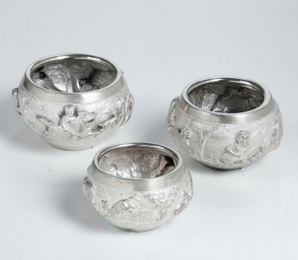 Gruppo di tre boules in argento fuso e sbalzato. Argenteria del XX secolo (apparentemente privi di punzonatura)  - Asta Argenti | Cambi TIME - Associazione Nazionale - Case d'Asta italiane