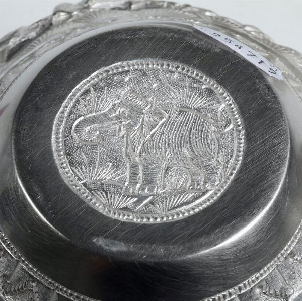 Gruppo di tre boules in argento fuso e sbalzato. Argenteria del XX secolo (apparentemente privi di punzonatura)  - Asta Argenti | Cambi TIME - Associazione Nazionale - Case d'Asta italiane