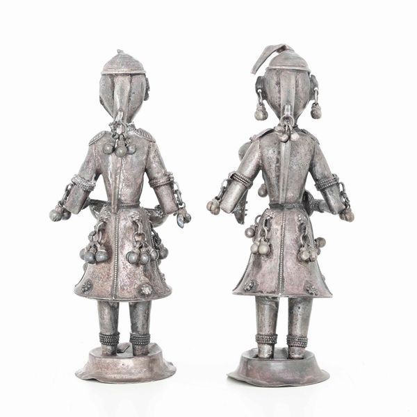 Coppia di suonatrici in argento. Arte indiana, XX secolo.  - Asta Argenti | Cambi TIME - Associazione Nazionale - Case d'Asta italiane