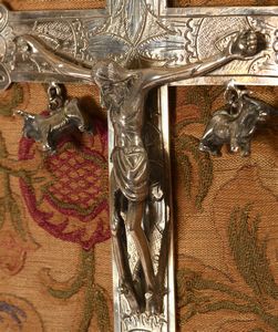 Crocifisso. Argento fuso e cesellato. Castoni con pietre colorate. Produzione coloniale sud americana (Per?) del XVIII secolo  - Asta Argenti | Cambi TIME - Associazione Nazionale - Case d'Asta italiane