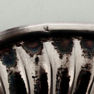 Zuccheriera e vassoio in argento fuso e sbalzato. Argenteria italiana del XIX-XX secolo (marchio non leggibile)  - Asta Argenti | Cambi TIME - Associazione Nazionale - Case d'Asta italiane