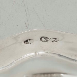 Sei coppette lavadita con piattini. Argento fuso e sagomato. Marchio con fascio littorio in uso dal 1935 al 1945. Argentiere Clementi, Bologna  - Asta Argenti | Cambi TIME - Associazione Nazionale - Case d'Asta italiane