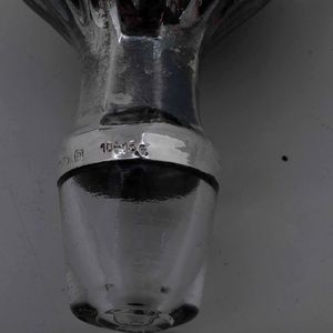 Coppia di bottiglie in cristallo con tappi in argento. Italia XX secolo  - Asta Argenti | Cambi TIME - Associazione Nazionale - Case d'Asta italiane