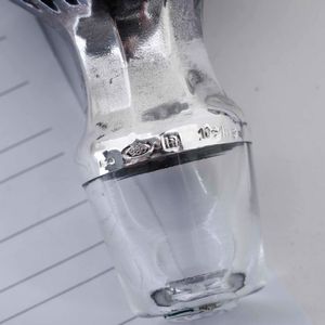 Coppia di bottiglie in cristallo con tappi in argento. Italia XX secolo  - Asta Argenti | Cambi TIME - Associazione Nazionale - Case d'Asta italiane