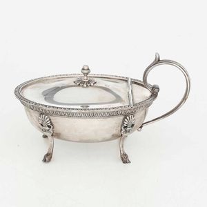 Formaggiera in argento fuso, sbalzato e cesellato. Argenteria toscana del XX secolo, argentiere Pampaloni, Firenze  - Asta Argenti | Cambi TIME - Associazione Nazionale - Case d'Asta italiane