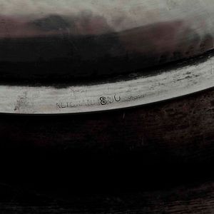 Due piatti in argento. Argenteria artistica italiana del XX-XXI secolo per Alignani, Milano  - Asta Argenti | Cambi TIME - Associazione Nazionale - Case d'Asta italiane