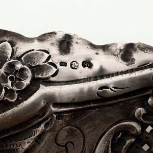 Vassoio in argento sbalzato e cesellato. Argenteria artistica del XX secolo. Argentiere VM non identificato.  - Asta Argenti | Cambi TIME - Associazione Nazionale - Case d'Asta italiane