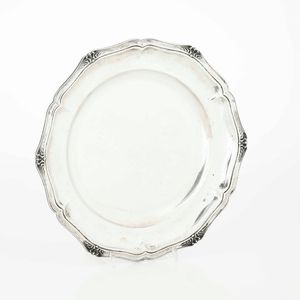 Grande piatto in stile barocchetto. Argento fuso e sagomato. Argenteria italiana del XX secolo. Argentiere SIAP, Alessandria  - Asta Argenti | Cambi TIME - Associazione Nazionale - Case d'Asta italiane