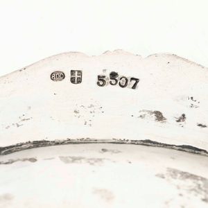 Grande piatto in stile barocchetto. Argento fuso e sagomato. Argenteria italiana del XX secolo. Argentiere SIAP, Alessandria  - Asta Argenti | Cambi TIME - Associazione Nazionale - Case d'Asta italiane