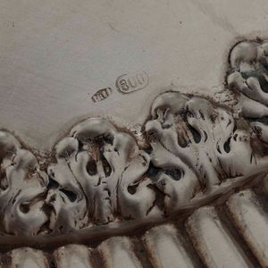 Vassoio ovale in argento fuso, sbalzato e cesellato. Argenteria italiana del XX secolo  - Asta Argenti | Cambi TIME - Associazione Nazionale - Case d'Asta italiane