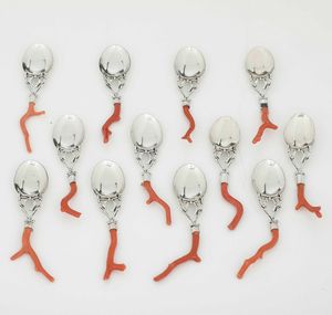 Dodici cucchiaini in argento e corallo in custodia originale Argento e corallo Argenteria artistica italiana del XX secolo per gioielleria Serra Roma  - Asta Argenti | Cambi TIME - Associazione Nazionale - Case d'Asta italiane