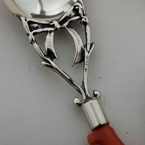 Dodici cucchiaini in argento e corallo in custodia originale Argento e corallo Argenteria artistica italiana del XX secolo per gioielleria Serra Roma  - Asta Argenti | Cambi TIME - Associazione Nazionale - Case d'Asta italiane