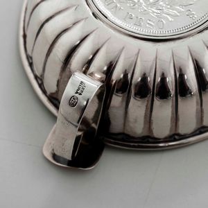 Due ciotole  Argenteria artistica italiana per Serra Roma  Argento 925 con incastonate monete del Cile e dell'Honduras  - Asta Argenti | Cambi TIME - Associazione Nazionale - Case d'Asta italiane