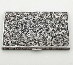 Portasigarette in argento fuso e cesellato. Argenteria italiana del XX secolo, bollo dell'argentiere consunto  - Asta Argenti | Cambi TIME - Associazione Nazionale - Case d'Asta italiane