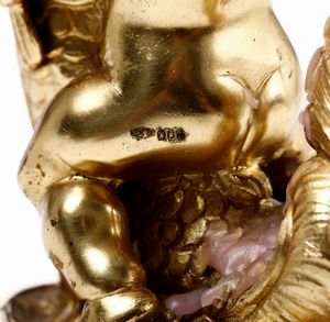 Coppia di candelieri in argento fuso, cesellato e dorato. Argenteria artistica milanese del XX secolo.  - Asta Argenti | Cambi TIME - Associazione Nazionale - Case d'Asta italiane