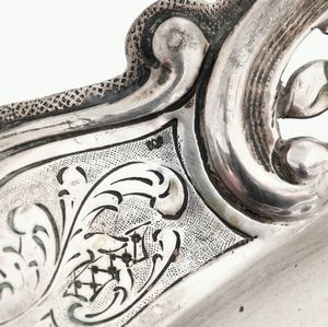 Coppia di vassoi in argento fuso, sagomato e cesellato. Argenteria artistica italiana del XX secolo  - Asta Argenti | Cambi TIME - Associazione Nazionale - Case d'Asta italiane