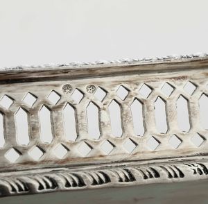 Vassoio in argento fuso, sagomato, traforato e cesellato. Argenteria europea del XX secolo  - Asta Argenti | Cambi TIME - Associazione Nazionale - Case d'Asta italiane