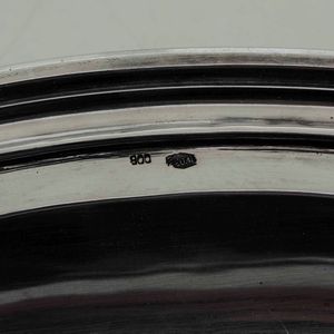Grande piatto ovale. Argento fuso e sagomato. Argenteria italiana del XX secolo. Argentiere Pietrasanta, Alessandria  - Asta Argenti | Cambi TIME - Associazione Nazionale - Case d'Asta italiane