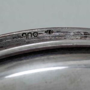 Lotto di tre vassoi, un'alzata e dodici sottobicchieri in argento. Varie manifatture italiane del XX secolo  - Asta Argenti | Cambi TIME - Associazione Nazionale - Case d'Asta italiane