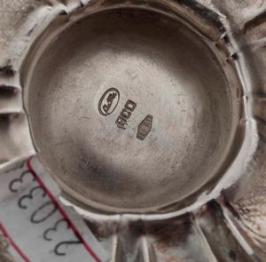 Servizio da t e caff in argento fuso e cesellato. Argenteria milanese del XX secolo. Argentiere Ferdinando Meloncelli  - Asta Argenti | Cambi TIME - Associazione Nazionale - Case d'Asta italiane