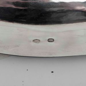 Due vassoi. Argento fuso e sagomato. Argenteria italiana del XX secolo. Argentiere Cesa Alessandria  - Asta Argenti | Cambi TIME - Associazione Nazionale - Case d'Asta italiane